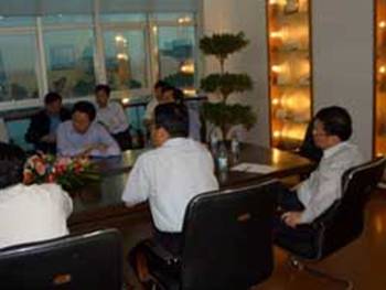 無錫市委書記楊衛(wèi)澤同志、副市長貢培興同志等市領(lǐng)導(dǎo)蒞臨公司視察(圖1)