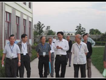 中國(guó)科學(xué)院和中國(guó)工程院院士周國(guó)治等來(lái)公司視察(圖1)