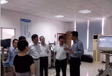 無錫市人大常委會(huì)副主任蒞臨我公司視察指導(dǎo)工作(圖1)